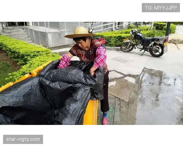 卡瓦尼家楼下车库停三辆跑车，搬垃圾的阿姨当场懵了